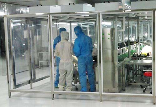 百級(jí)潔凈棚工作原理:風(fēng)機(jī)從FFU頂部將空氣吸入,經(jīng)初效過(guò)濾器,高效過(guò)濾器過(guò)濾,過(guò)濾后的潔凈空氣在整個(gè)出風(fēng)面以0.45m/s±20%的風(fēng)速勻速送出到潔凈棚內(nèi)。 百級(jí)潔凈棚工作原理:風(fēng)機(jī)從FFU頂部將空氣吸入,經(jīng)初效過(guò)濾器,高效過(guò)濾器過(guò)濾,過(guò)濾后的潔凈空氣在整個(gè)出風(fēng)面以0.45m/s±20%的風(fēng)速勻速送出到潔凈棚內(nèi)。