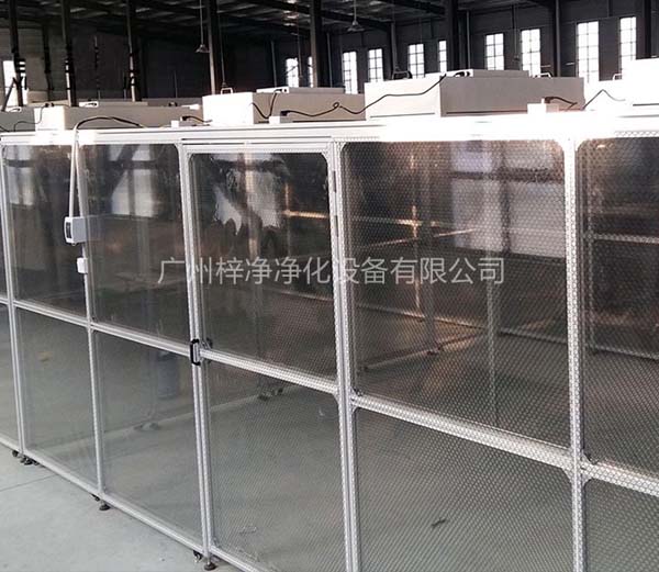潔凈棚采用工業鋁材（或不銹鋼方通、鐵方通噴塑）作為框架，風機濾網機組（FFU）送風，四周懸掛防靜電垂簾（或鋼化玻璃），其內部凈化級別可達到100-10000級。