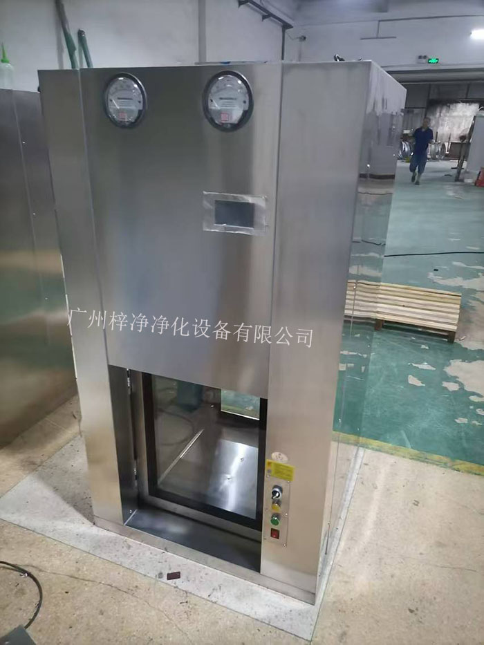 傳遞窗是一種用于潔凈室內(nèi)部或潔凈室與外界之間傳遞物品的設(shè)備，可以防止外部污染進(jìn)入潔凈室。