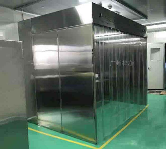 潔凈層流罩通過特殊的氣流組織,形成均勻、穩定的氣流層,確保工作區域內的空氣潔凈度。 潔凈層流罩通過特殊的氣流組織,形成均勻、穩定的氣流層,確保工作區域內的空氣潔凈度。