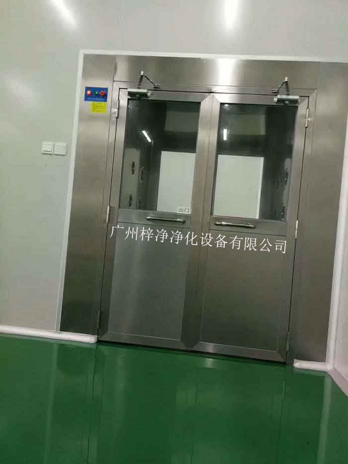 風(fēng)淋室能有效降低工作人員帶入的塵埃和污染物，保證潔凈室內(nèi)的空氣質(zhì)量。