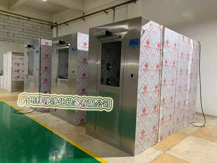 風淋室選型與風淋室內(nèi)容選擇是確保潔凈室環(huán)境質(zhì)量的關(guān)鍵環(huán)節(jié)。